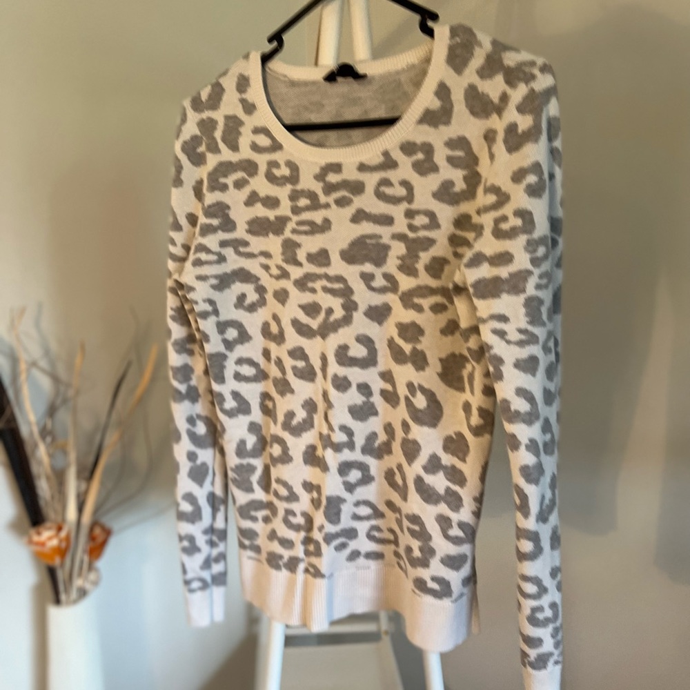 Ladies Sweater Snow Leopard Print - Picture 2 of 6